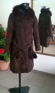 Futro z karakułów z obszyciem kołnierza z lisa